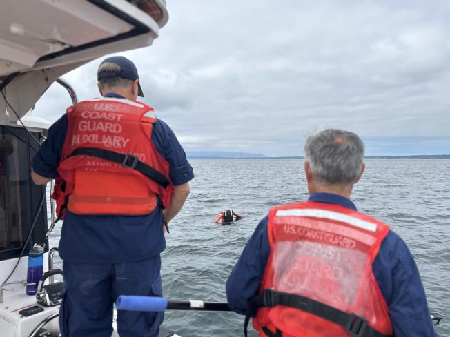 Bellingham Bay, Wash. — Boat Crew practice a man-overboard recovery with a training dummy during on-water training. U.S. Coast Guard Auxiliary photo.